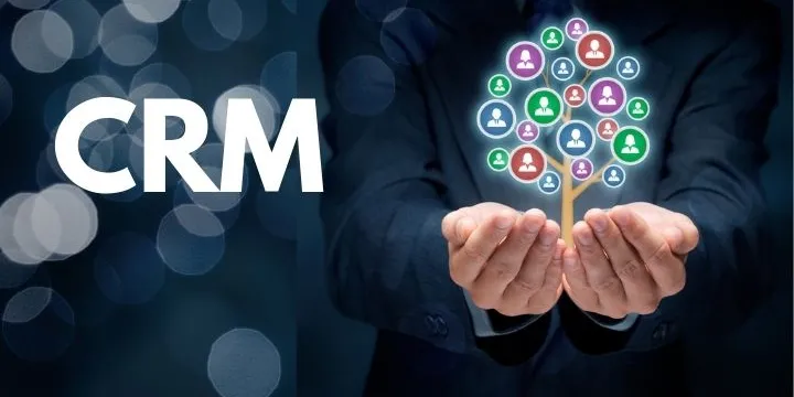 Manos sosteniendo un árbol de contactos junto a la palabra CRM: gestión de clientes y oportunidades con SmartCRM+