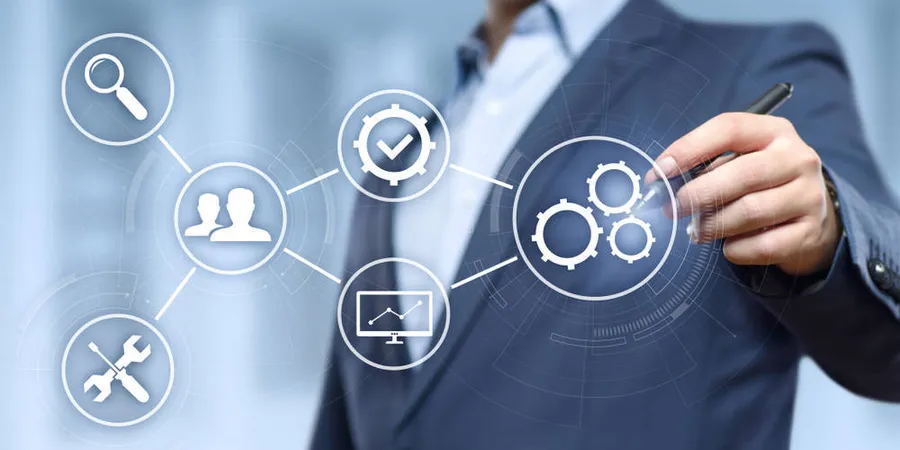 Persona marcando un flujo de íconos de inspección, equipo y procesos: formularios digitales de terreno con SmartForms+