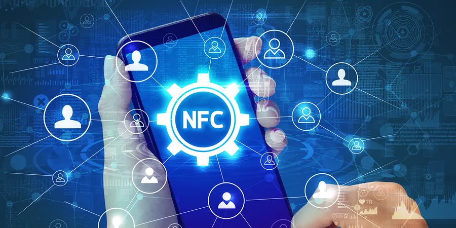 Teléfono con el símbolo NFC conectado a una red de personas: acreditación en faena con SmartNFC+