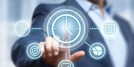 Persona tocando un reloj rodeado de íconos de calendario y tareas: planificación de turnos con SmartPlan+