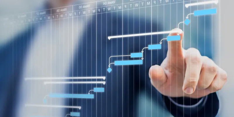 Persona señalando una carta Gantt con tareas enlazadas: planificación y control de proyectos con SmartPMO+