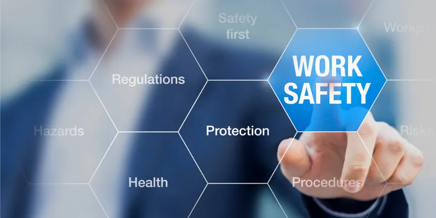 Persona señalando un panel de seguridad laboral con protección, salud y procedimientos: prevención de riesgos con SmartSafety+
