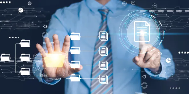 Persona organizando carpetas y documentos digitales: gestión documental del sistema integrado con SmartSGI+